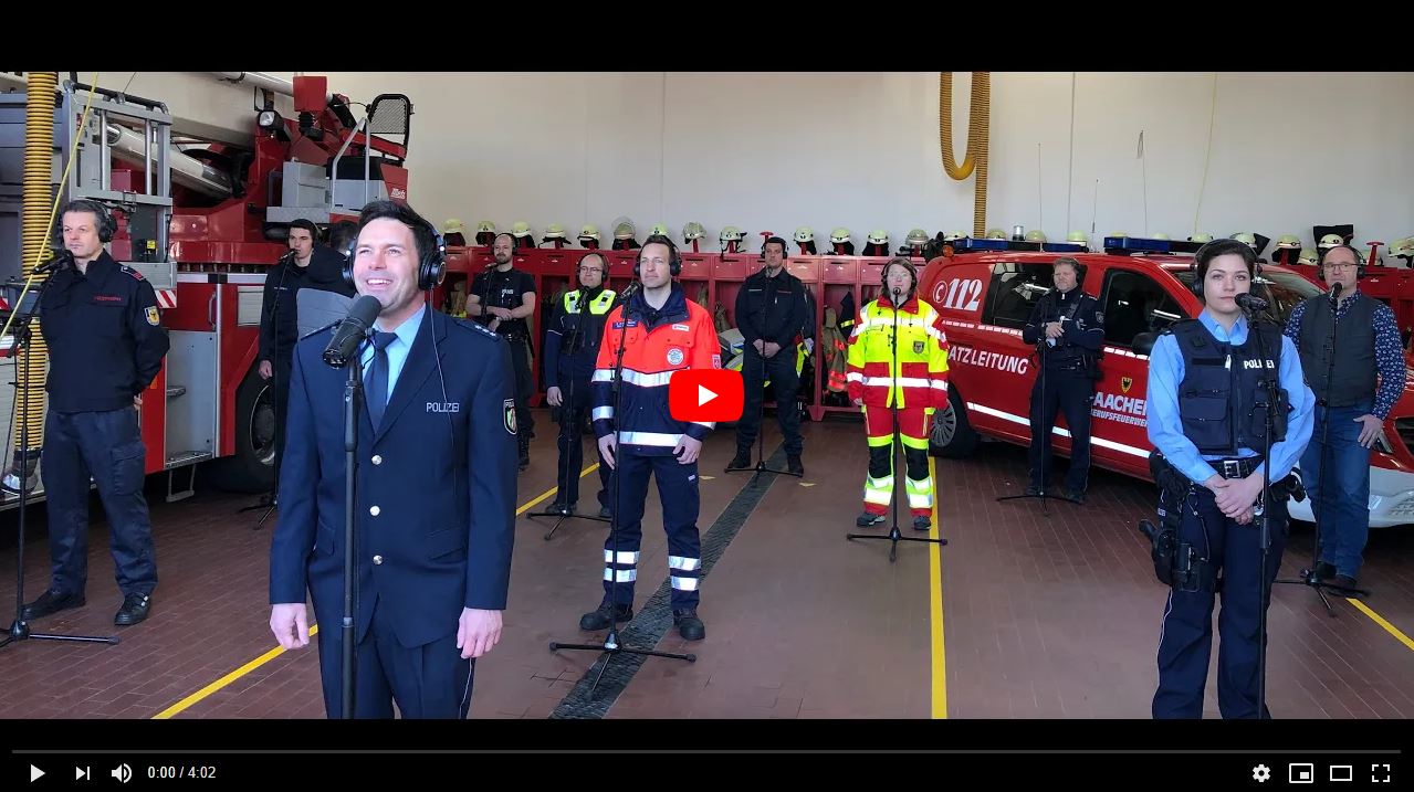 Polizei und Feuerwehr singen