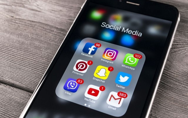 Smartphone mit Social Media Logos