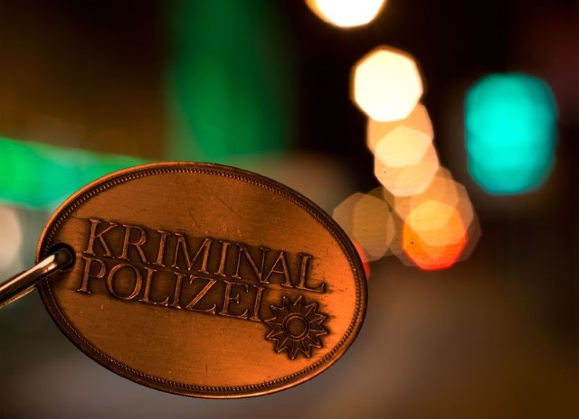 Marke der Kriminalpolizei vor verschwommenem Hintergrund