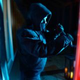Einbrecher mit Brecheisen vor der Terrassentür