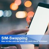 Hände halten ein Mobiltelefon mit  weißem Bildschirm