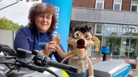 Eddi das Erdmännchen auf dem Polizeimotorrad