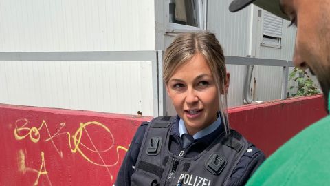 Polizeikommissarin Julia Cherkas informiert Geflüchtete über mögliche Gefahren in Deutschland.