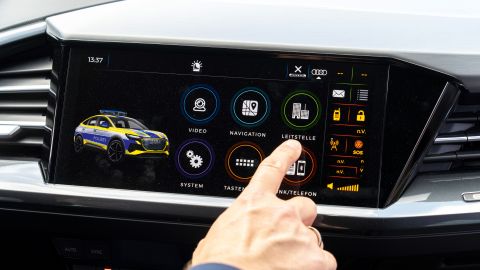 Ein Smartbildschirm mit Apps im Streifenwagen der Zukunft