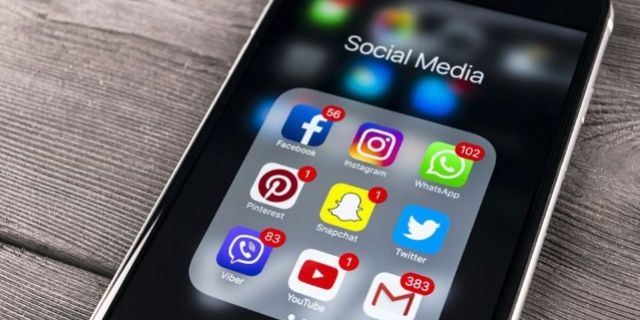 Smartphone mit Social Media Logos