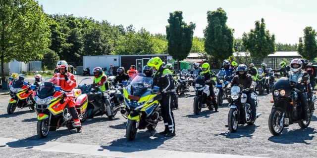 Teilnehmerinnen und Teilnehmer auf ihren Motorrädern