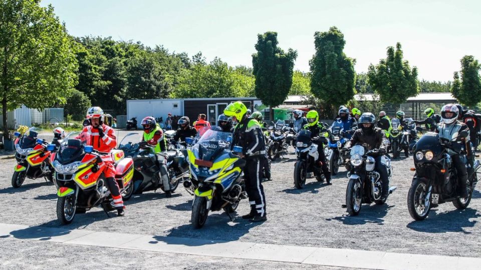 Teilnehmerinnen und Teilnehmer auf ihren Motorrädern