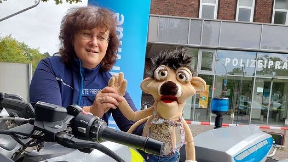 Eddi das Erdmännchen auf dem Polizeimotorrad