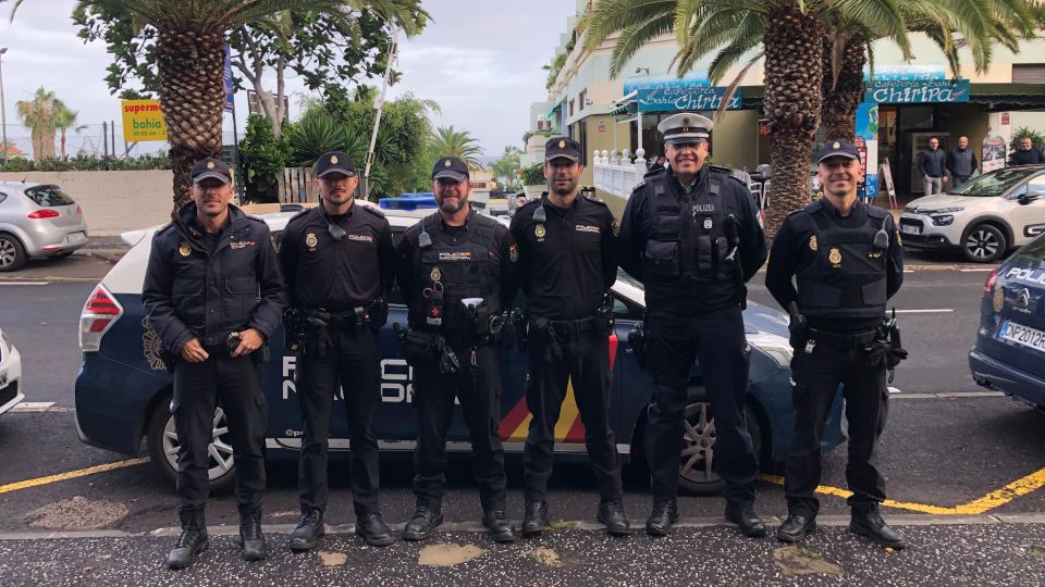 Gruppenbild mit der Policía Nacional in Puerto de la Cruz