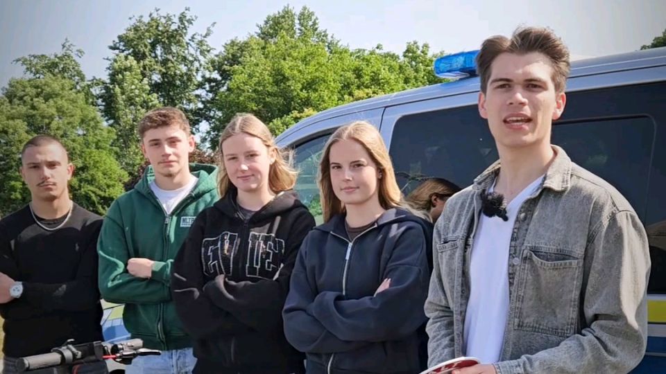 FOS Schüler auf dem Verkehrsübungsplatz